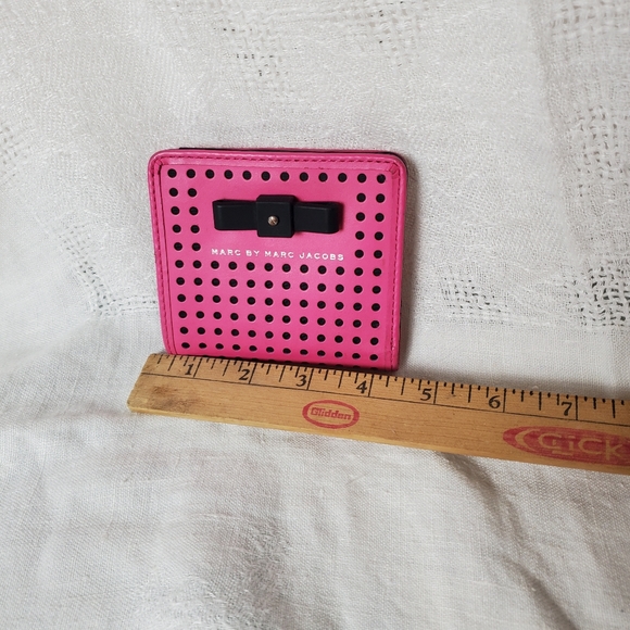 Marc Jacobs Sophisticato Disc Bow Emi Wallet in Pink and Black - Picture 9 of 11